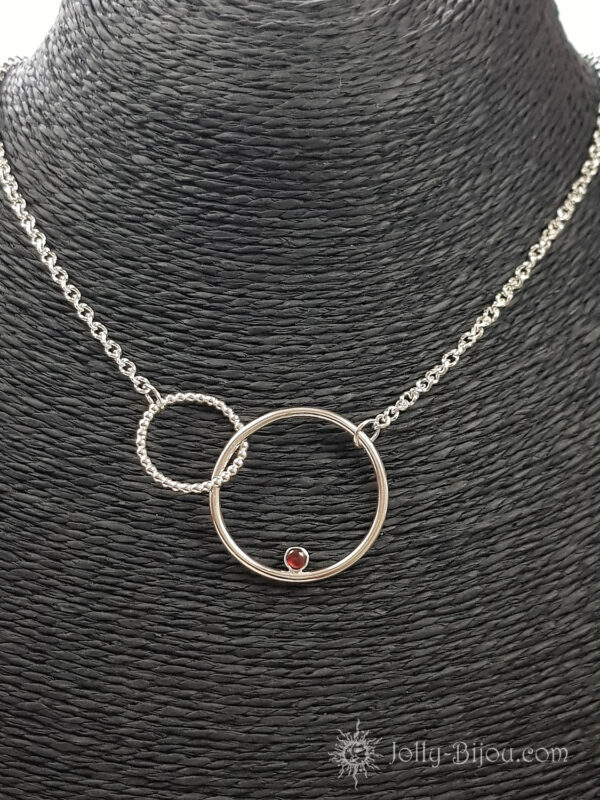 Ketting met 2 ringen en een granaat cabochon