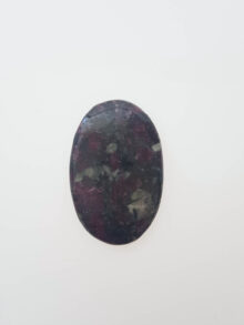 Eudialiet ovaal 1 cabochon 38,8×25,1×4,6mm