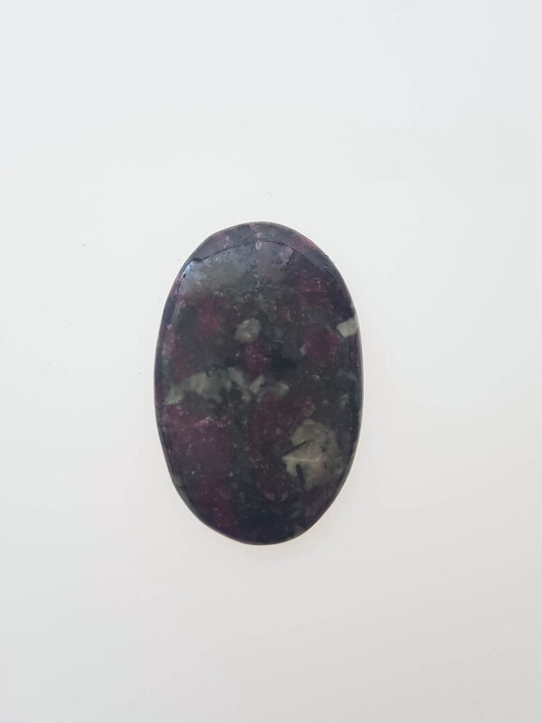 Eudialiet ovaal 1 cabochon 38,8x25,1x4,6mm