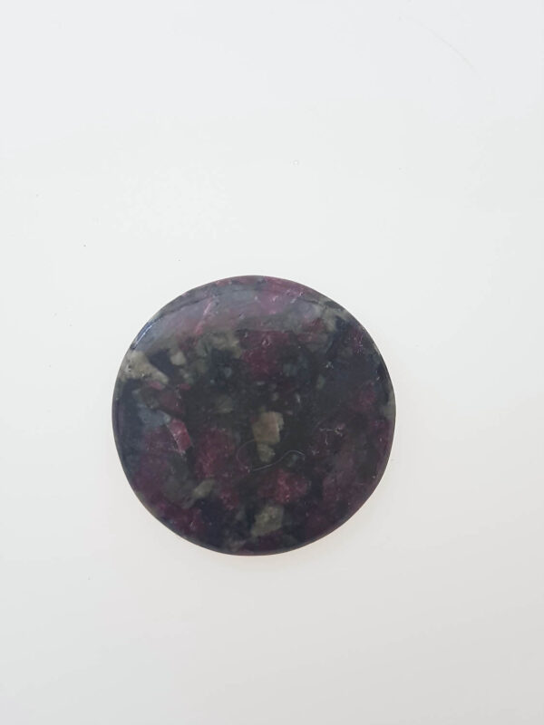 Eudialiet rond cabochon 33,8x33,8x4,7mm