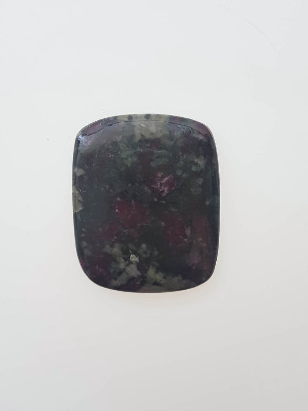Eudialiet rechthoek cabochon 27x30,8x5,4mm