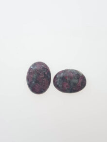 Eudialiet ovaal 3 cabochon 20x15x5,3mm prijs per stuk