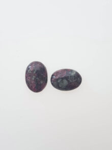 Eudialiet ovaal 4 cabochon 18x13x5,2mm prijs per stuk