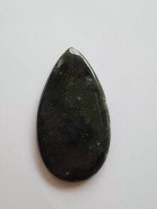 Larvikiet druppel cabochon 44,2×24,3×4,6mm
