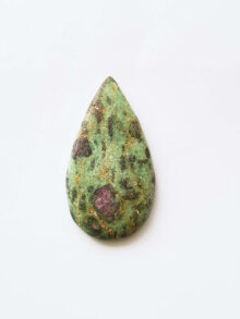 Robijn in fuchsiet druppel 1 cabochon 39,5×21,7×4,1mm