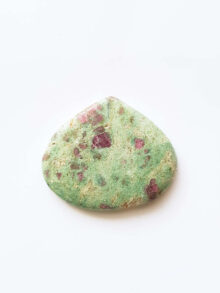 Robijn in fuchsiet druppel 2 cabochon 33,5×27,8x5mm