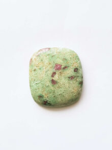 Robijn in fuchsiet rechthoekig 1 cabochon 29×26,4×5,5mm