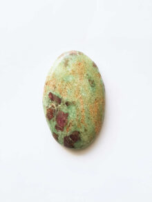Robijn in fuchsiet ovaal 1 cabochon 35,4×29,9×5,3mm
