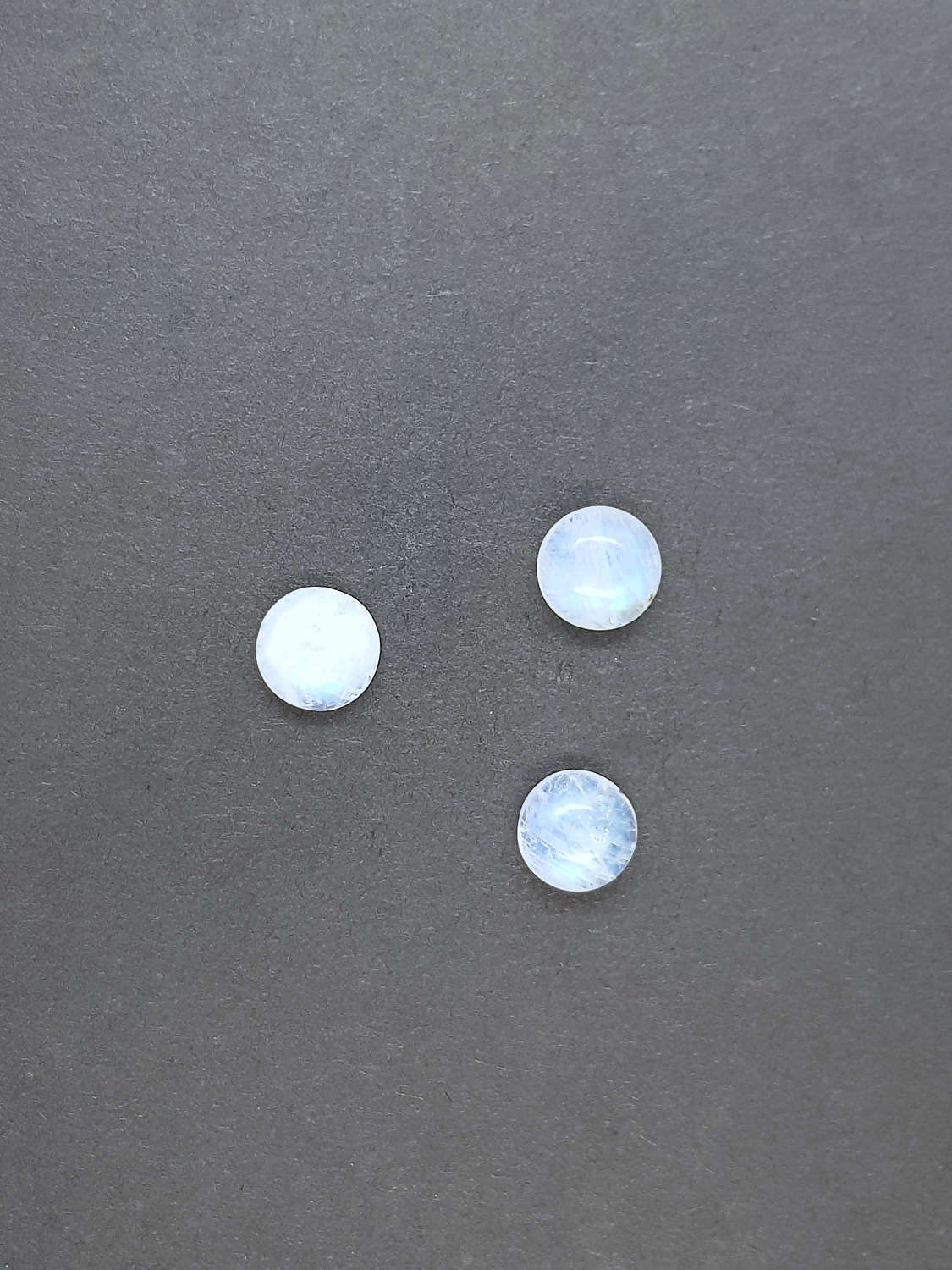 Regenboog maansteen rond cabochon 8x8x3,7mm prijs per stuk