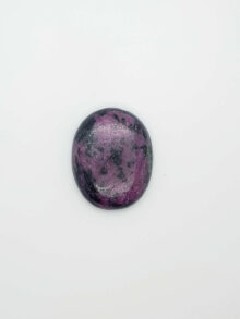 Robijn in zoisiet ovaal  cabochon 32,1×25,6×7,8mm