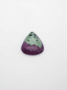 Robijn in zoisiet druppel  cabochon 26,1×25,4×8,2mm