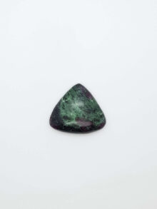 Robijn in zoisiet druppel  cabochon 24,4×27,2×6,7mm