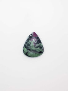 Robijn in zoisiet druppel  cabochon 28×23,4×6,9mm