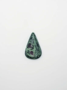 Robijn in zoisiet druppel  cabochon 30,3×18,8×5,4mm
