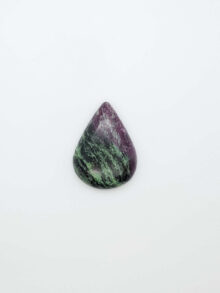 Robijn in zoisiet druppel  cabochon 29,7x22x7mm