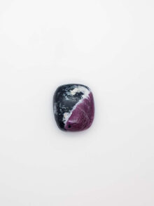 Robijn in zoisiet rechthoekig  cabochon 23,5x20x1,5mm
