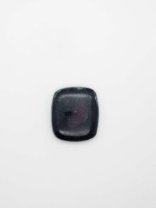 Robijn in zoisiet rechthoekig  cabochon 26,7×23,2×5,7mm