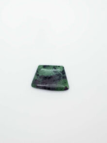 Robijn in zoisiet vrije vorm  cabochon 26,7x18x5,3mm