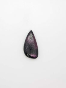 Robijn in zoisiet vrije vorm  cabochon 32,7x17x7,3mm