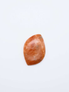Oranje calciet vrije vorm cabochon 34,5x25x6,2mm
