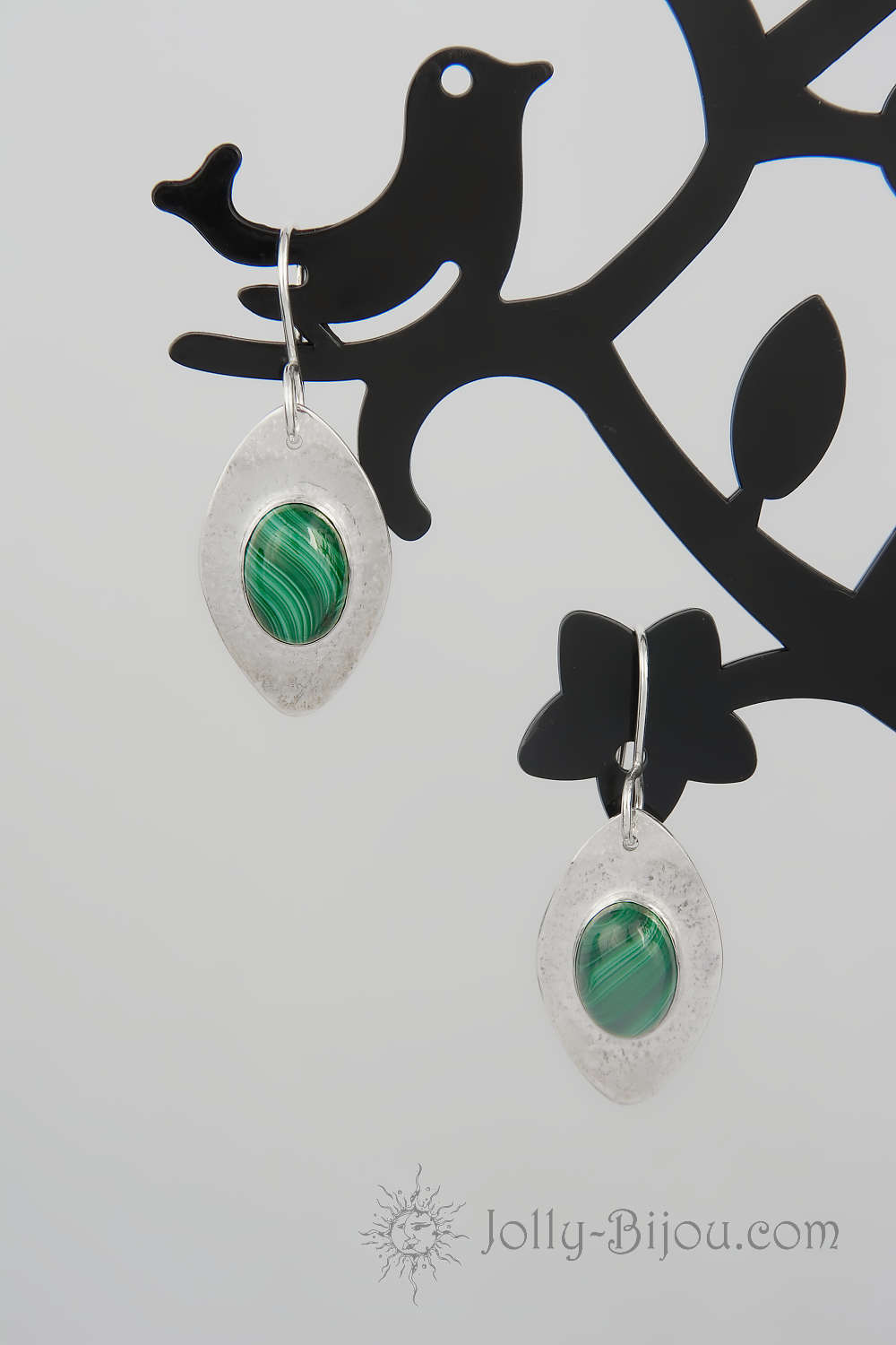 Oorbellen wieber vorm met malachiet cabochons 10x14 mm