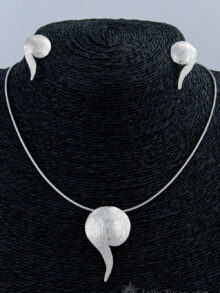 Hanger en oorbellen setje, waarvan zilver met imprint in ‘komma’ vorm