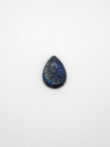 Labradoriet druppel carved cabochon 26,7×19,4×6,6mm