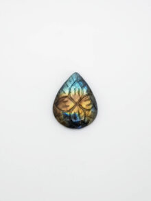 Labradoriet druppel carved cabochon 28,7×22,9×6,1mm