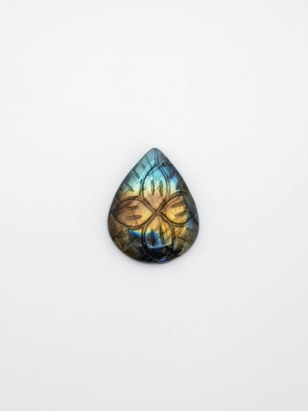 Labradoriet druppel carved cabochon 28,7x22,9x6,1mm