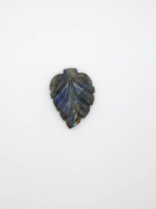 Labradoriet bladvormige carved cabochon 33,7×25,3×7,1mm