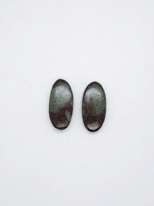 Drakenbloed ovaal cabochon 25x12x5,3mm per paar