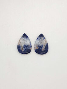 Sodaliet druppel cabochon 22x15x4,4mm per paar