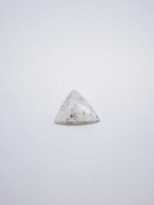 Cinnaber driehoek cabochon 20,8×13,5×6,4mm