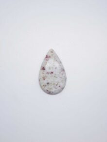 Cinnaber druppel cabochon 41,8×24,9×5,4mm