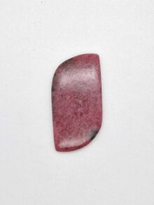 Rhodoniet vrije vorm cabochon 45,3×24,6×5,2mm