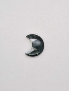 Mos agaat maanvormige cabochon 26,2x21x6,3mm