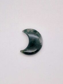 Mos agaat maanvormige cabochon 30,5×24,5×8,7mm