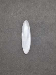 Satijnspaat (wordt vaak ook seleniet genoemd) ovaal cabochon 48,9×12,9×6,9mm