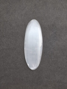 Satijnspaat (wordt vaak ook seleniet genoemd) ovaal cabochon 59,8×21,5×4,7mm