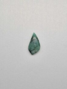 Smaragd vrije vorm cabochon 26,7x14x5,1mm