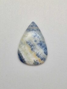 Scheeliet druppel cabochon 43,4×29,5×6,1mm