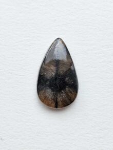 Chiastoliet druppel cabochon 36,5×21,8×7,3mm