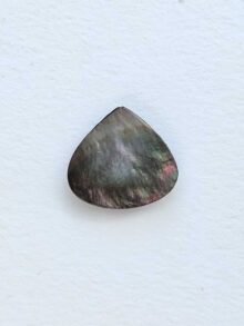 Parelmoer druppel cabochon 22,6×24,6×4,8mm